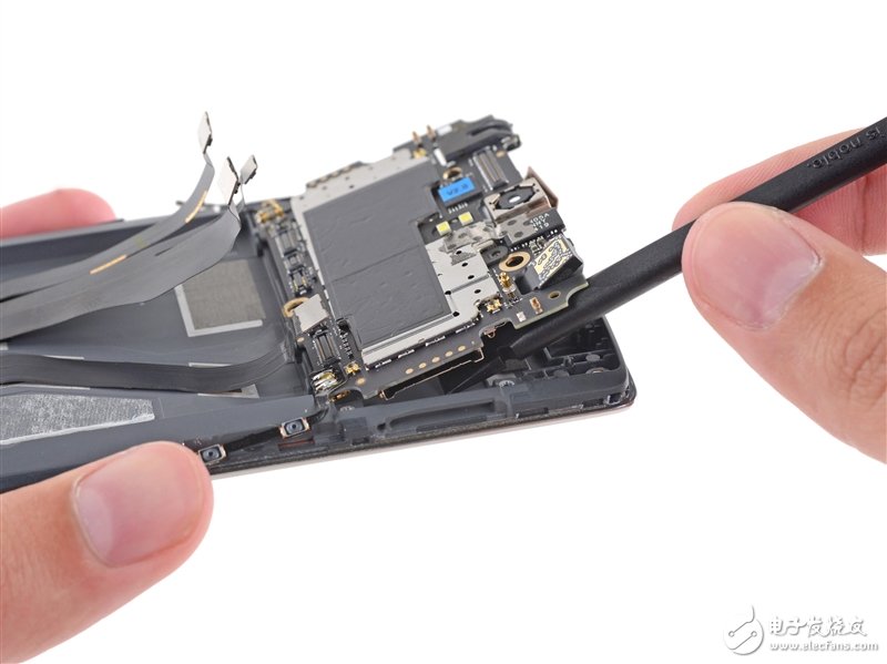 一加手機完全拆解：到處都是坑??！