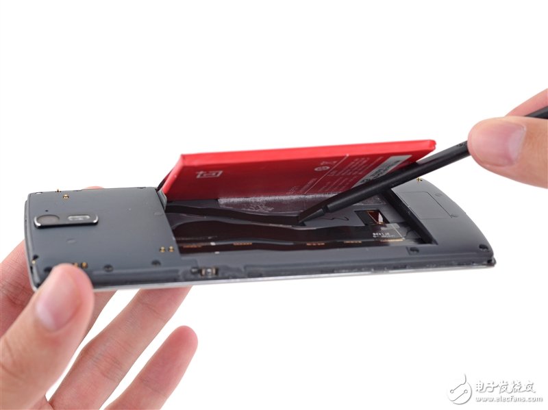 一加手機完全拆解：到處都是坑啊！