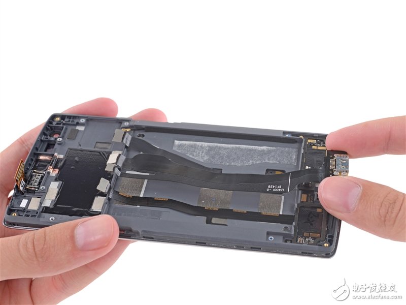 一加手機完全拆解：到處都是坑??！