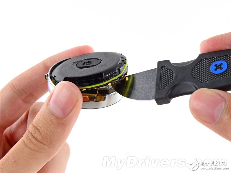 Moto 360暴力拆解：足以秒殺Apple Watch的智能手表？
