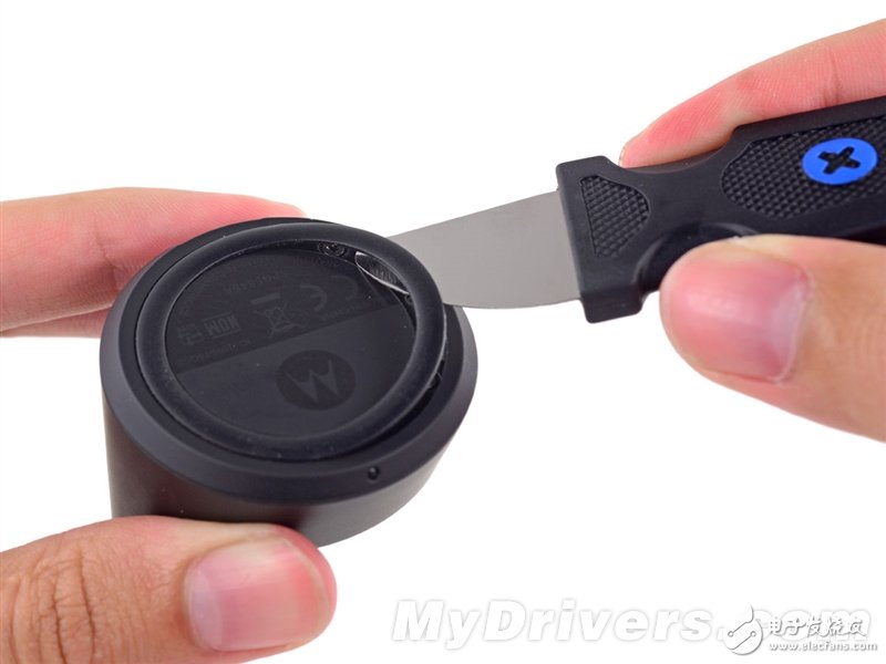 Moto 360暴力拆解：足以秒殺Apple Watch的智能手表？