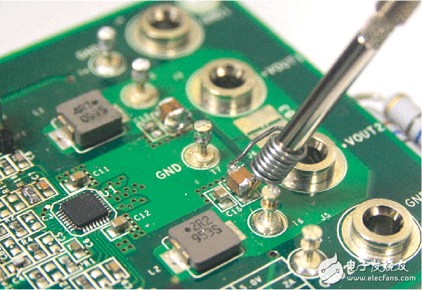 圖7. 通過接地線圈，在輸出電容上采用尖端和管體法進行探測