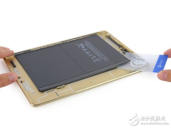 電池方面，由于機(jī)身更薄，電池容量下降到了 27.62 Wh，上代 iPad Air 為 32.9Wh，蘋(píng)果稱 iPad Air 2 仍然有 10 小時(shí)的待機(jī)時(shí)間。