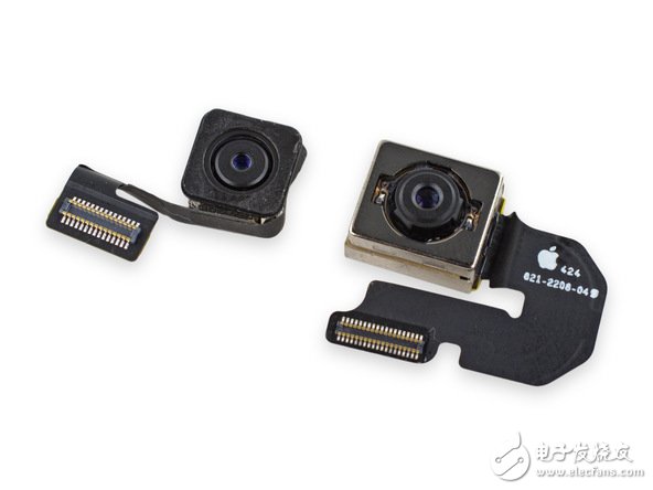 接下來(lái)是兩個(gè)攝像頭。800 萬(wàn)像素的攝像頭比 iPhone 6 Plus 的要小一些，但是相比上一代 iPad Air，它已經(jīng)有了極大的飛躍。