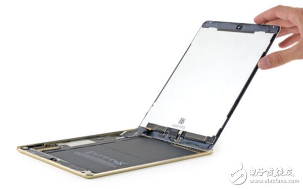iPad Air 2 成為了“全球最薄的平板”，The Verge 評(píng)價(jià)說(shuō)它“薄得像塊屏幕”。拆機(jī)大神 iFixit 將它大卸八塊，來(lái)看看這個(gè)機(jī)身中隱藏了什么。