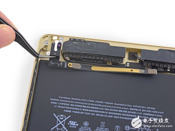 iPad Air 2 的環(huán)境光傳感器被分為兩個(gè)，其中一個(gè)位于耳機(jī)插孔處。這有可能是為了提高感應(yīng)器的準(zhǔn)確性。