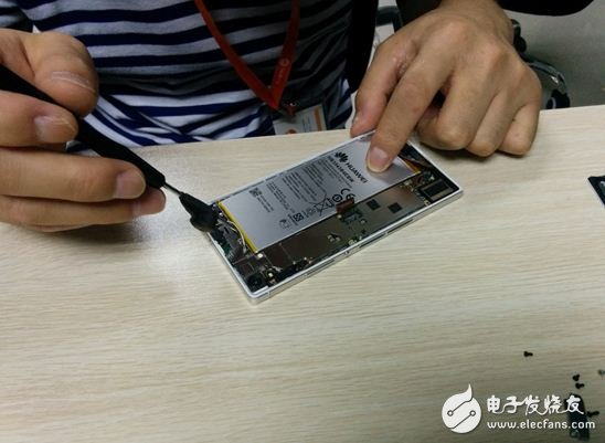 狂魔拆機(jī)：四款新智能手機(jī)內(nèi)部結(jié)構(gòu)曝光!