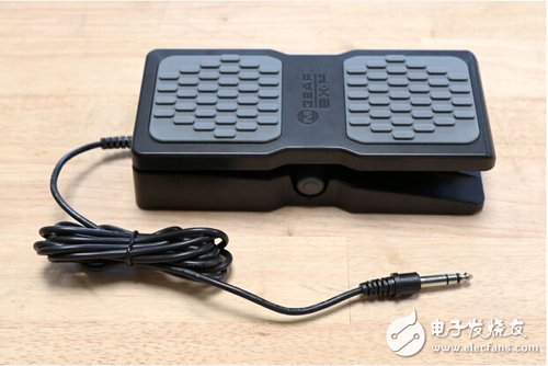 腳踏七彩“翔”云？看清楚，那可是充電器！