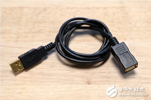 腳踏七彩“翔”云？看清楚，那可是充電器！