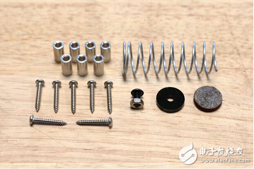 腳踏七彩“翔”云？看清楚，那可是充電器！