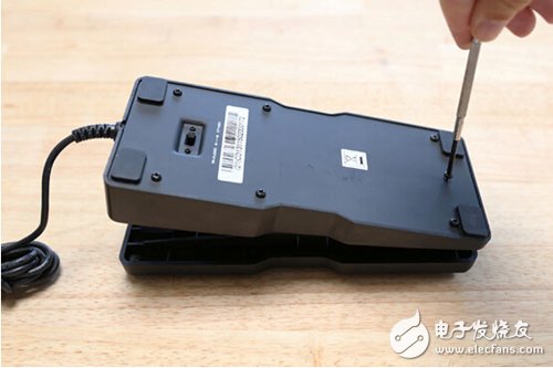 腳踏七彩“翔”云？看清楚，那可是充電器！