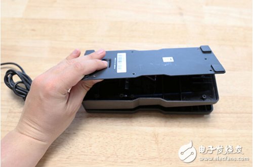 腳踏七彩“翔”云？看清楚，那可是充電器！