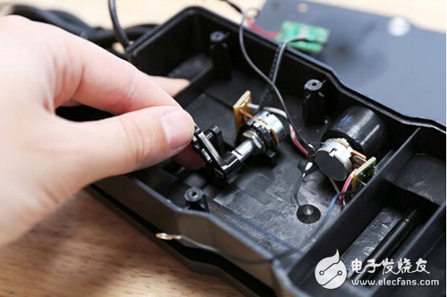 腳踏七彩“翔”云？看清楚，那可是充電器！