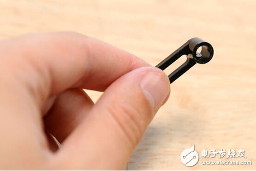 腳踏七彩“翔”云？看清楚，那可是充電器！