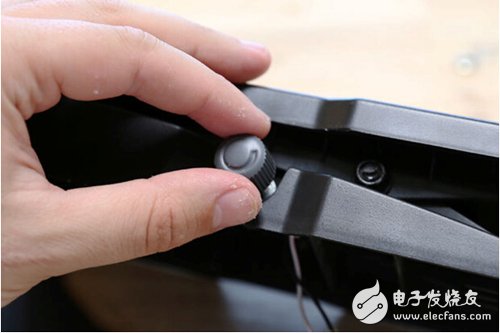 腳踏七彩“翔”云？看清楚，那可是充電器！