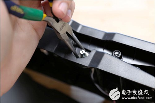 腳踏七彩“翔”云？看清楚，那可是充電器！