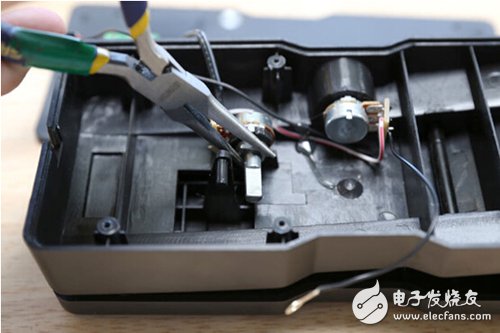 腳踏七彩“翔”云？看清楚，那可是充電器！