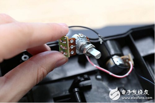 腳踏七彩“翔”云？看清楚，那可是充電器！