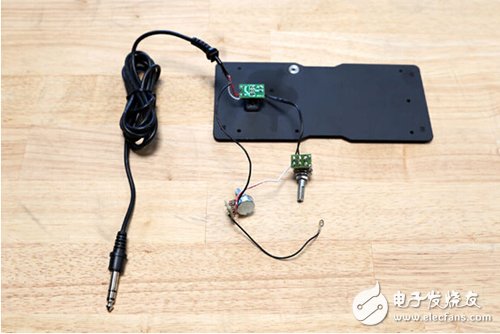 腳踏七彩“翔”云？看清楚，那可是充電器！