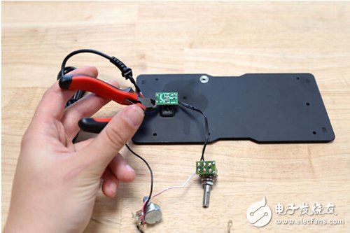 腳踏七彩“翔”云？看清楚，那可是充電器！