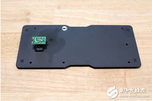 腳踏七彩“翔”云？看清楚，那可是充電器！