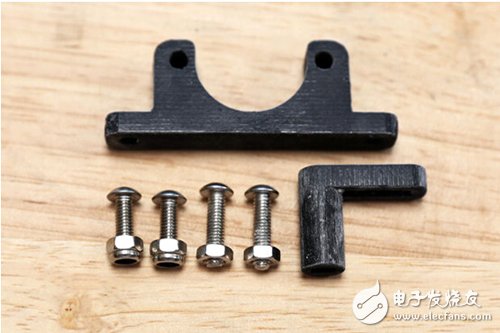 腳踏七彩“翔”云？看清楚，那可是充電器！