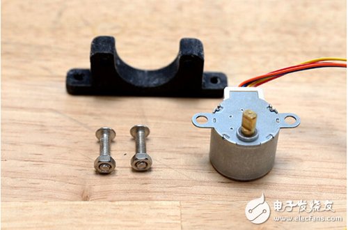 腳踏七彩“翔”云？看清楚，那可是充電器！