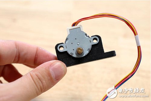 腳踏七彩“翔”云？看清楚，那可是充電器！