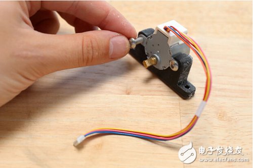 腳踏七彩“翔”云？看清楚，那可是充電器！