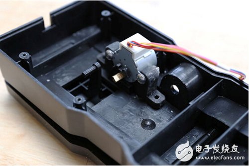 腳踏七彩“翔”云？看清楚，那可是充電器！