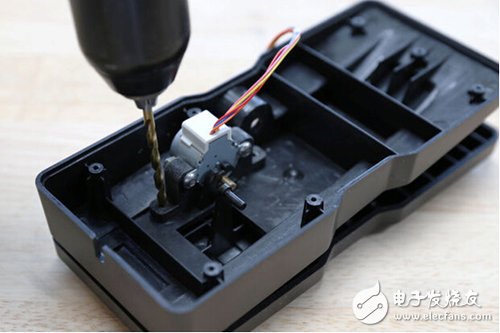 腳踏七彩“翔”云？看清楚，那可是充電器！