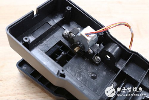 腳踏七彩“翔”云？看清楚，那可是充電器！