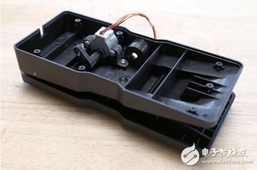 腳踏七彩“翔”云？看清楚，那可是充電器！