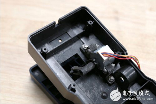 腳踏七彩“翔”云？看清楚，那可是充電器！