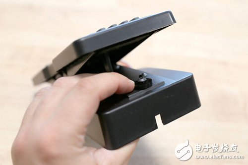 腳踏七彩“翔”云？看清楚，那可是充電器！