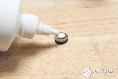 腳踏七彩“翔”云？看清楚，那可是充電器！