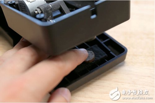 腳踏七彩“翔”云？看清楚，那可是充電器！