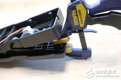 腳踏七彩“翔”云？看清楚，那可是充電器！