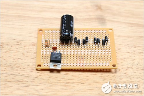 腳踏七彩“翔”云？看清楚，那可是充電器！