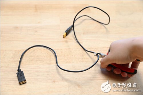 腳踏七彩“翔”云？看清楚，那可是充電器！