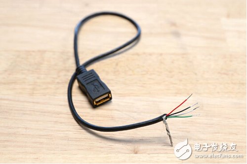 腳踏七彩“翔”云？看清楚，那可是充電器！