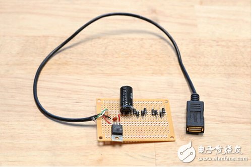 腳踏七彩“翔”云？看清楚，那可是充電器！