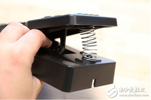 腳踏七彩“翔”云？看清楚，那可是充電器！