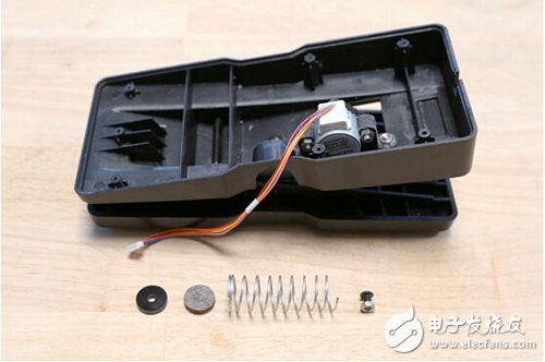 腳踏七彩“翔”云？看清楚，那可是充電器！