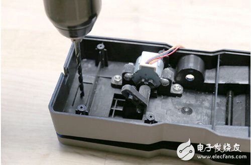 腳踏七彩“翔”云？看清楚，那可是充電器！