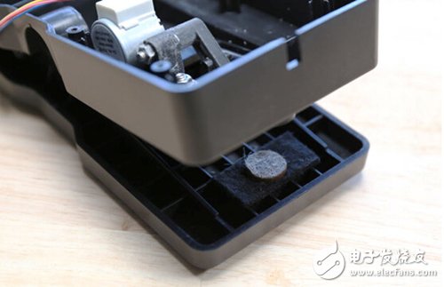 腳踏七彩“翔”云？看清楚，那可是充電器！