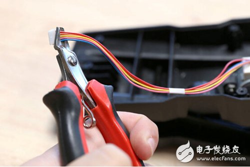 腳踏七彩“翔”云？看清楚，那可是充電器！