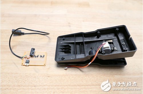 腳踏七彩“翔”云？看清楚，那可是充電器！