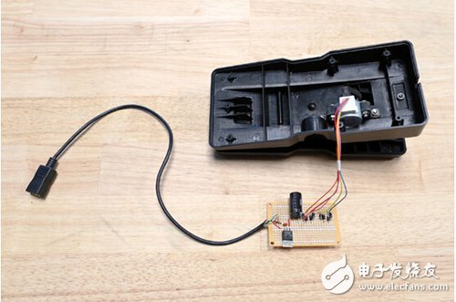 腳踏七彩“翔”云？看清楚，那可是充電器！