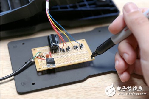 腳踏七彩“翔”云？看清楚，那可是充電器！